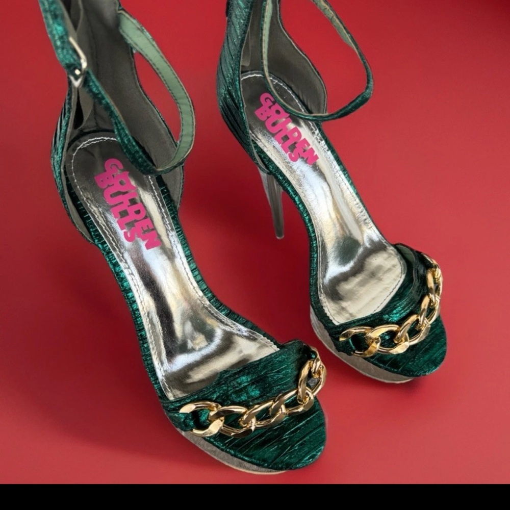 Stylish Green Heels with Gold Chain Accent